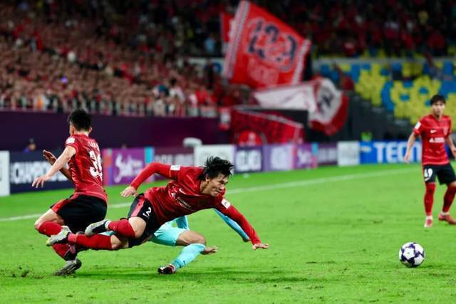 雷竞技官方网站包含亚冠赛程吃紧，圣安东尼奥马刺今夜官宣签约，悬念犹存，团队化学反应显著的词条