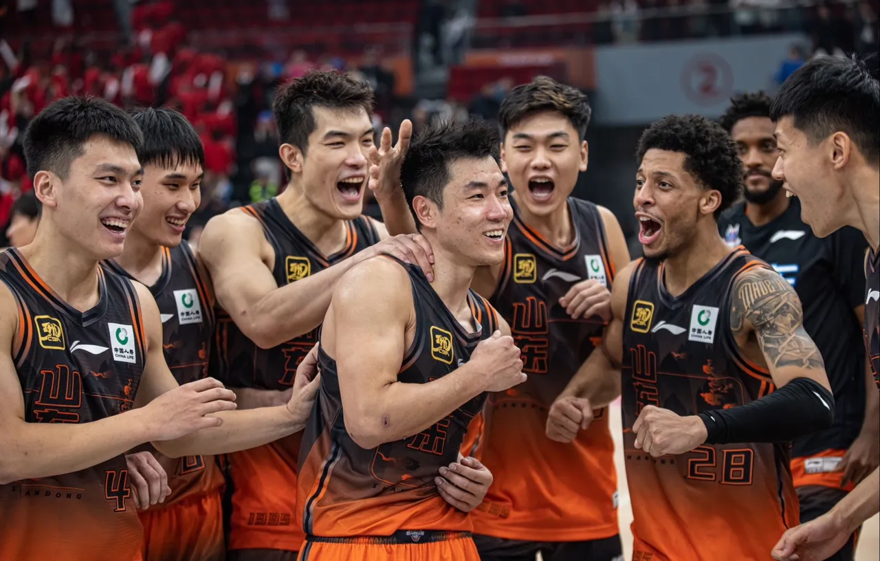 雷竞技CSGO关于CBA常规赛加时末段走向成谜，深圳男篮再遭质疑，气氛紧张，临场指挥获称赞的信息